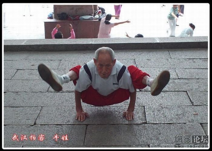 Пожилой гимнаст (11 фото)