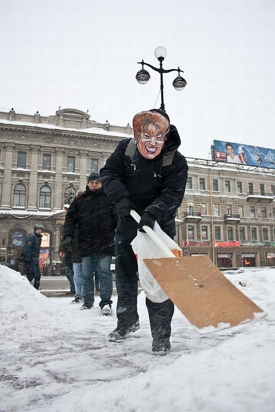 Группа сугробы. Пусть убирает снег, тот кто его накидал. Сугробы Матвиенко. Убирают снег в Питере и Москве смешно. Супергерой убирает снег.