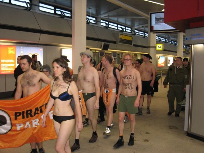 Протест без одежды (34 фото)