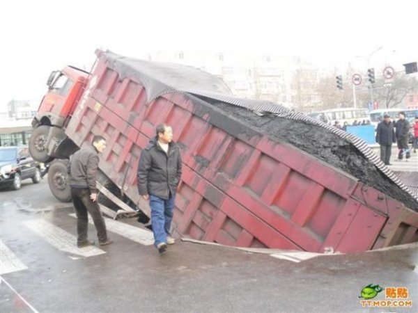 Провал грузовика (7 фото)