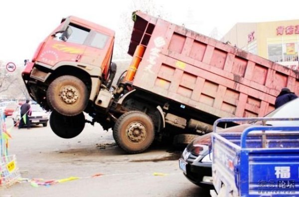 Провал грузовика (7 фото)