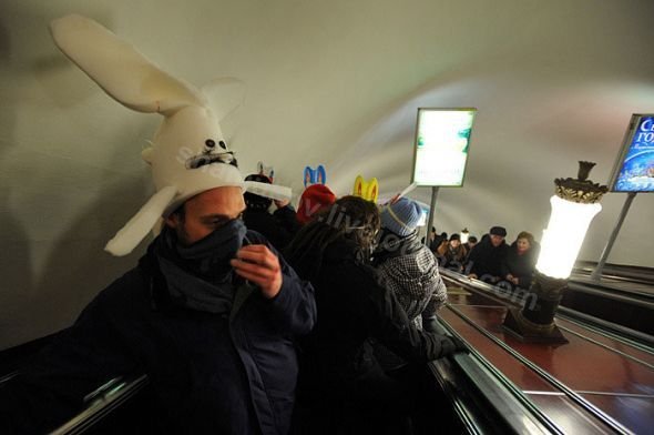 Зайцы в метро (7 фото)