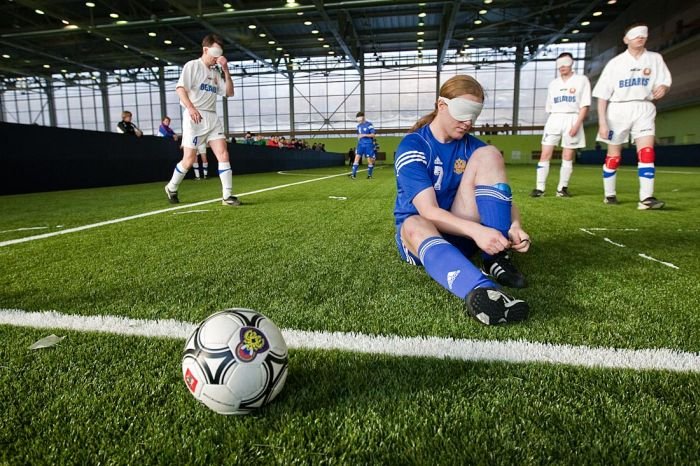 Слепые играют в футбол (26 фото)