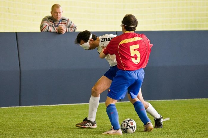 Слепые играют в футбол (26 фото)