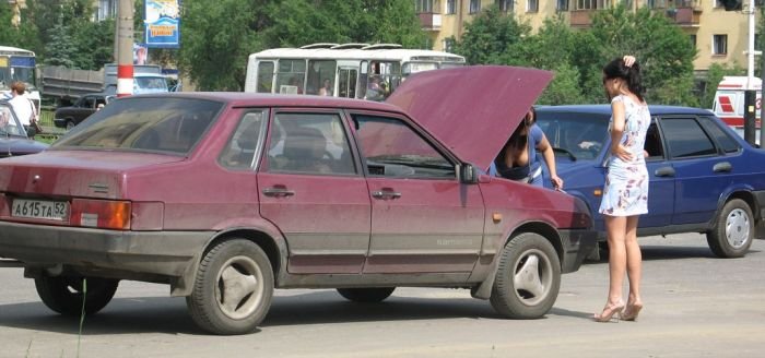 Девушка чинит автомобиль (3 фото)