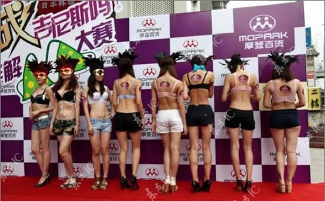 Конкурс по расстегиванию лифчиков в Китае (6 фото)
