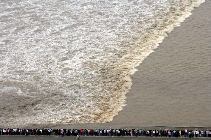 Сильный прилив в Китае (11 фото)