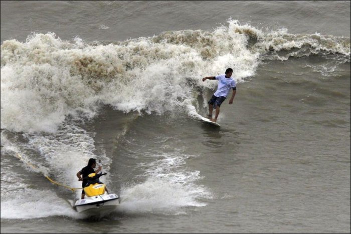 Сильный прилив в Китае (11 фото)