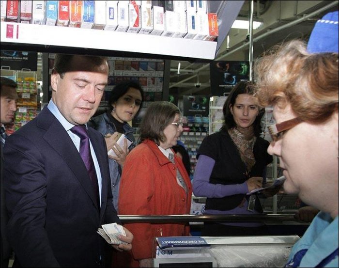 Медведев закупается в магазине (2 фото)