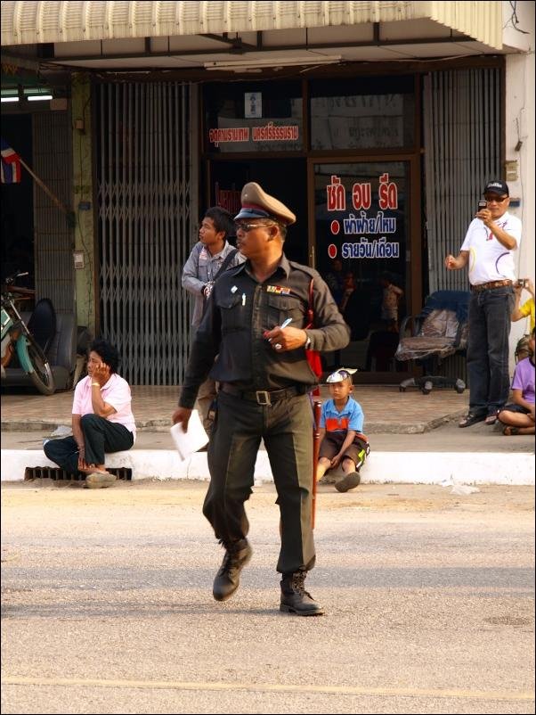 Суровый полицейский из Тайланда (3 фото)