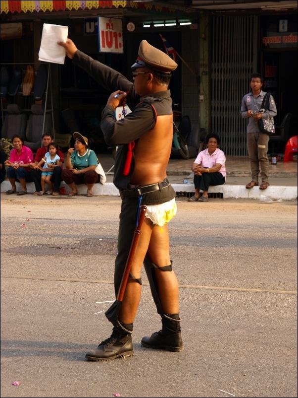 Суровый полицейский из Тайланда (3 фото)