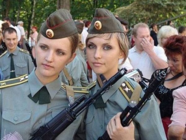 Девушки с оружием (41 фото)