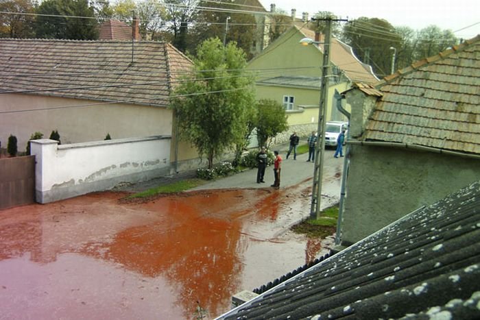 Утечка токсичных отходов в Венгрии (50 фото)