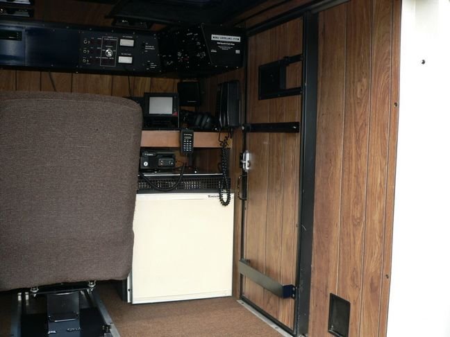 Внутри фургона для шпионажа (13 фото)