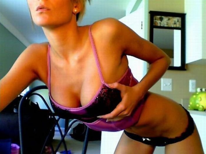 Сексуальная девушка позирует перед веб-камерой (55 фото)