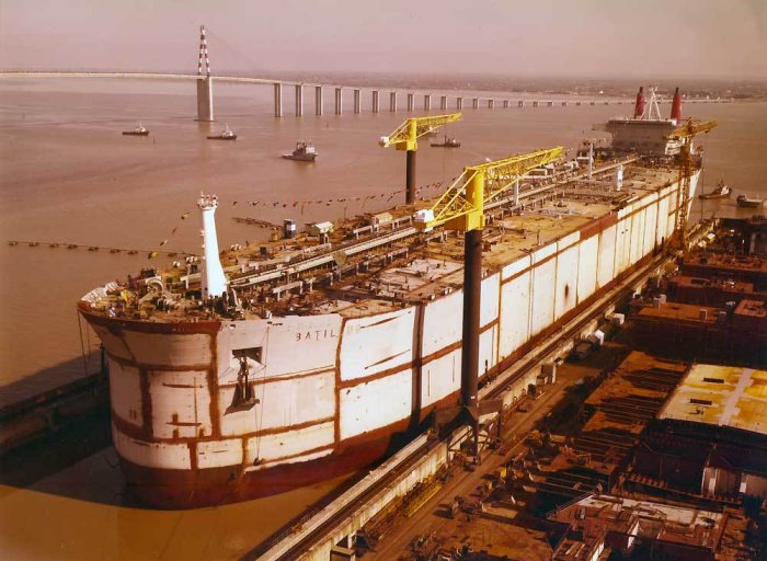 Строительство огромного танкера (38 фото)
