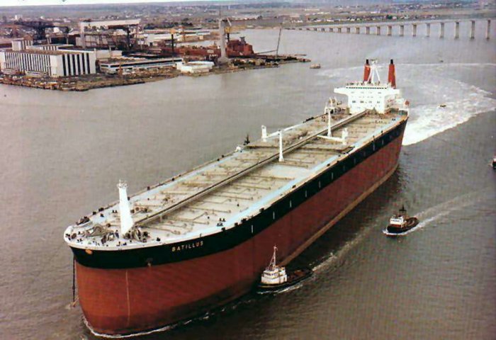 Строительство огромного танкера (38 фото)