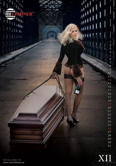Эротический календарь от производителя гробов (33 фото)