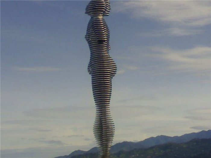 Необычная скульптура в Батуми (6 фото)