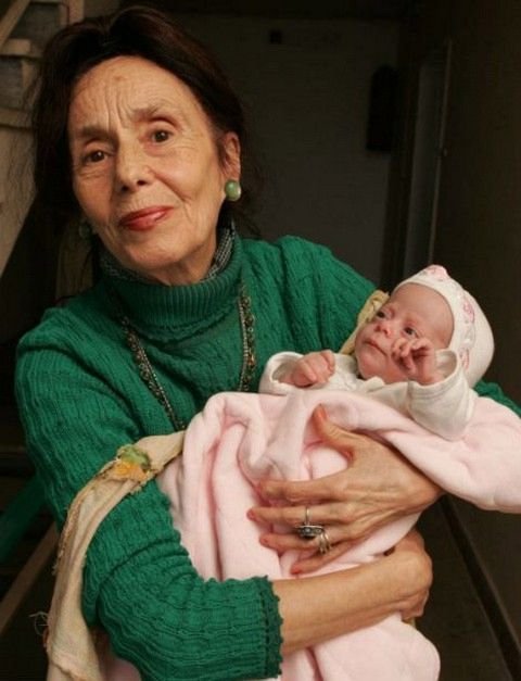 Самая старая мама в мире (5 фото)