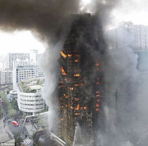 Пожар в Шанхае (30 фото)
