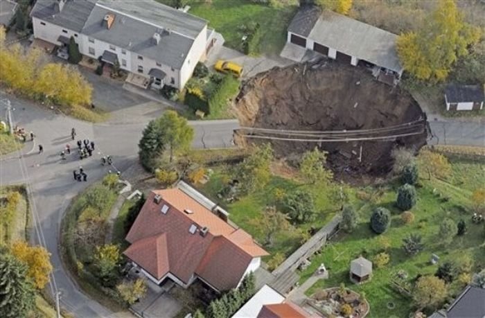 Провал земли в Германии (12 фото)