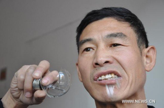 Китаец, поедающий лампочки (4 фото)