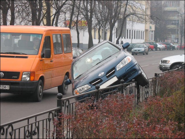 Мастерство парковки в Бресте (4 фото)
