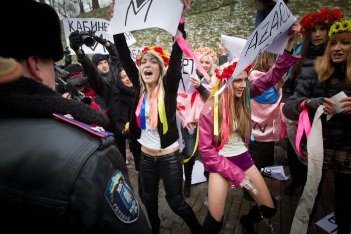Девушки из Femen помочились на милицейские ботинки (8 фото)