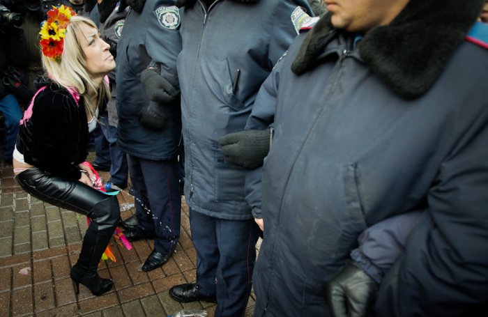 Девушки из Femen помочились на милицейские ботинки (8 фото)