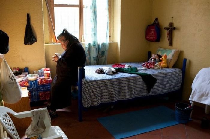 Дом престарелых для бывших проституток (37 фото)