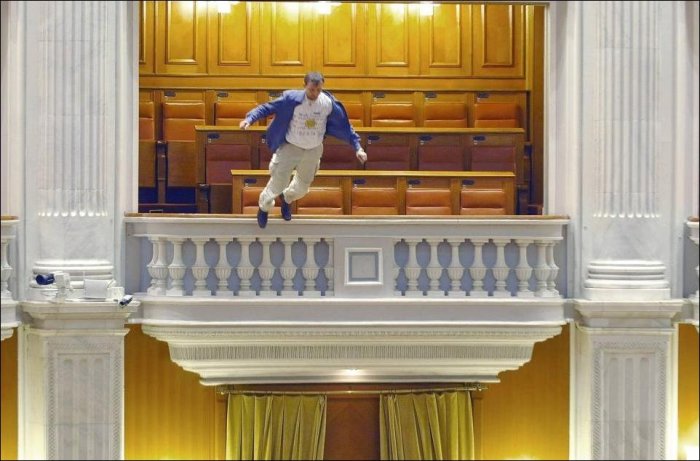Журналист спрыгнул с балкона парламента (5 фото)