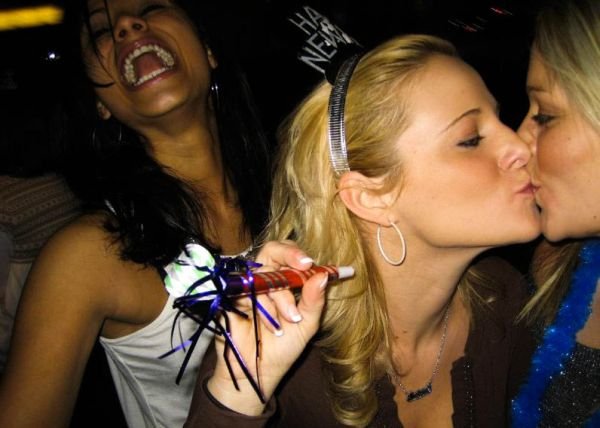 Лизать группе. Подруги вечеринка поцелуи. Поцелуй на вечеринке. Девушки целуются в клубе. Поцелуй пьяных девушек.