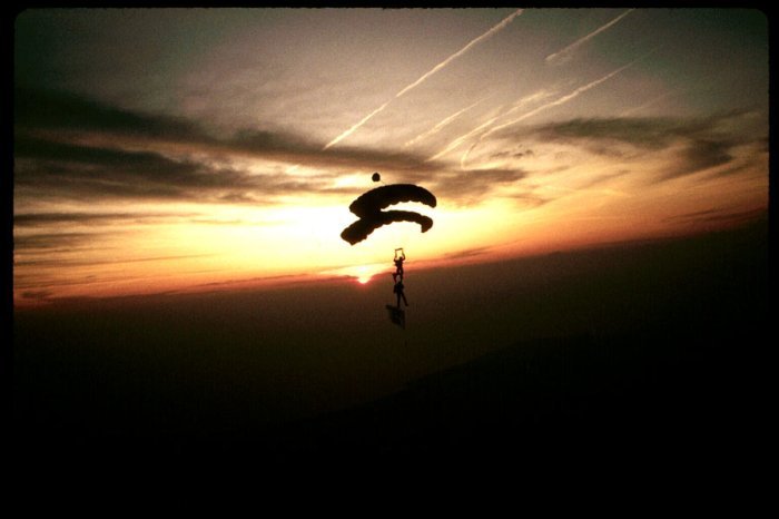Экстремальные прыжки с парашютом (41 фото)