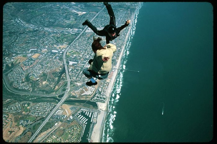 Экстремальные прыжки с парашютом (41 фото)