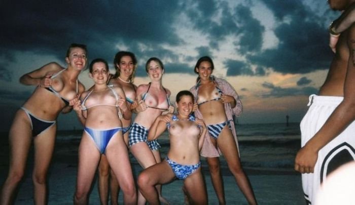 Пляжные девушки (57 фото) 