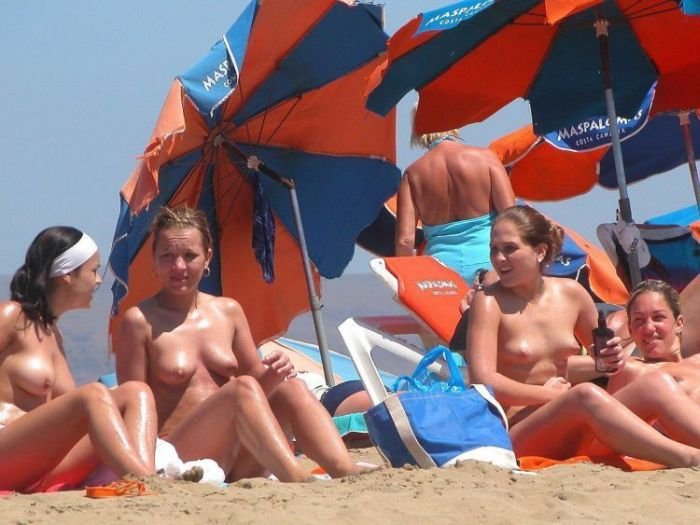 Пляжные девушки (57 фото)