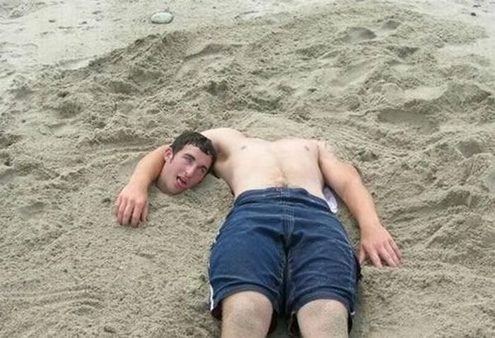 Люди лежат на пляже