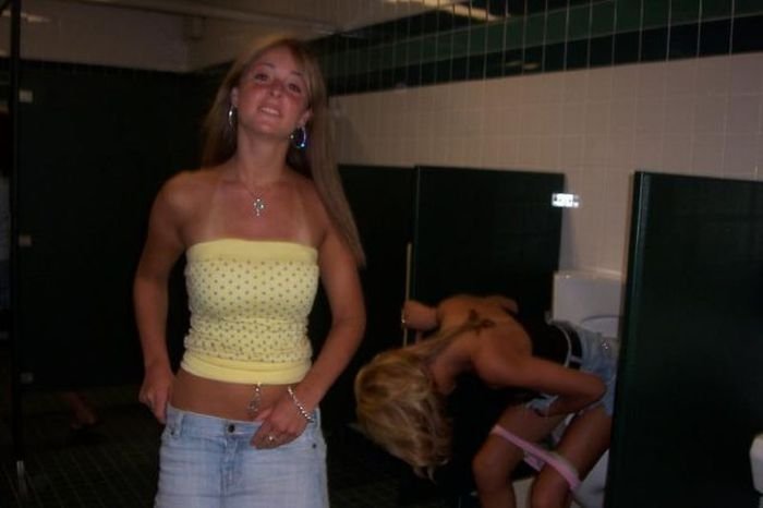 Девушки в мужском туалете (53 фото)