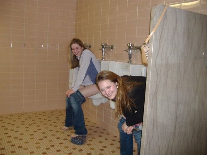Девушки в мужском туалете (53 фото)