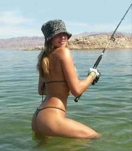 Сексуальные девушки на рыбалке (25 фото)