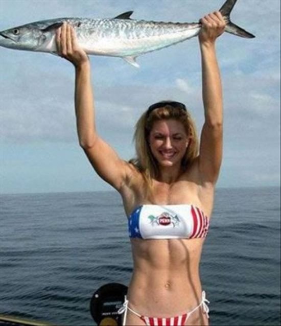 Сексуальные девушки на рыбалке (25 фото)