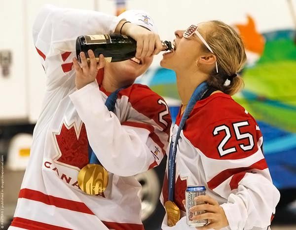 Как канадки праздновали победу (5 фото + текст)