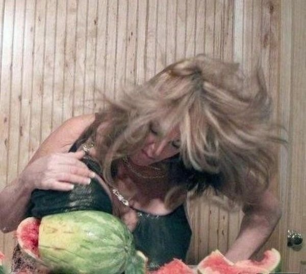 Женщина разбивает грудью предметы (7 фото)