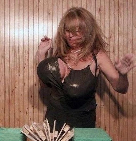 Женщина разбивает грудью предметы (7 фото)