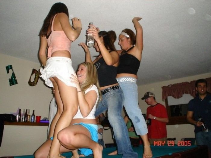 Девушки пьют и веселятся (42 фото)