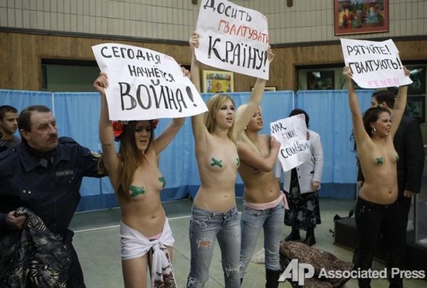 Новая акция от Femen (18 фото)