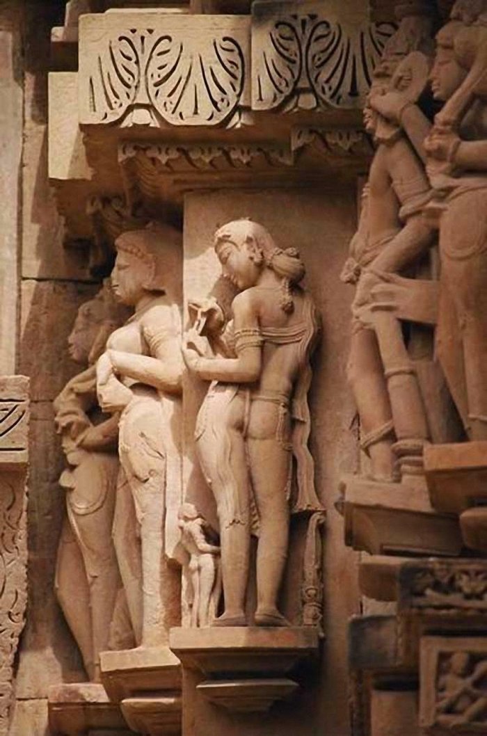 Камасутра в камне. Индийский храм Кхаджурахо (15 фото)