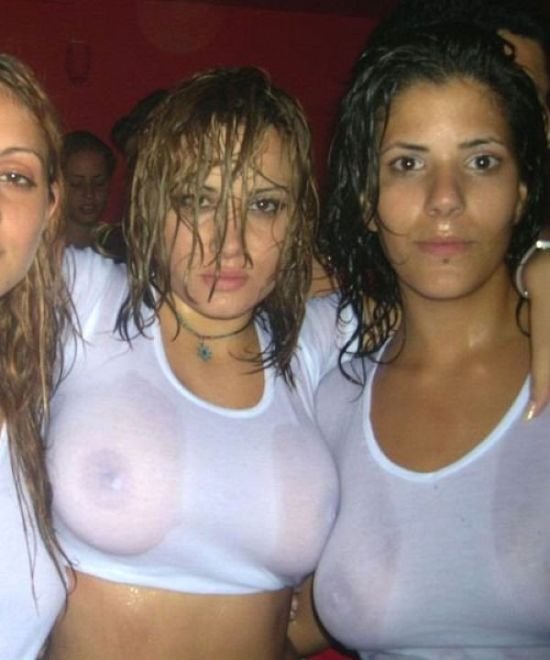 Девушки в мокрой одежде (51 фото)