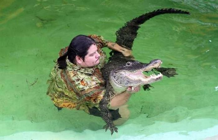 Шоу с крокодилами (15 фото)
